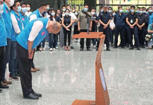 總統敗選、市長遭罷，韓國瑜迅速滑落